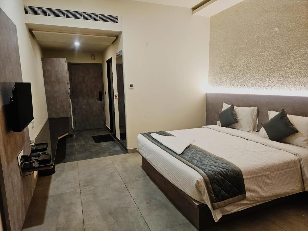 Отель Sns Regency Tiptur Экстерьер фото